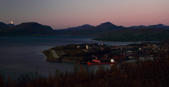 Moon is rising - Sun is setting on Narvik