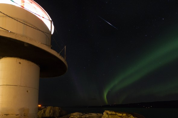 Strong meteor (shooting star) between the lighthouse in Ankenes and aurora. 