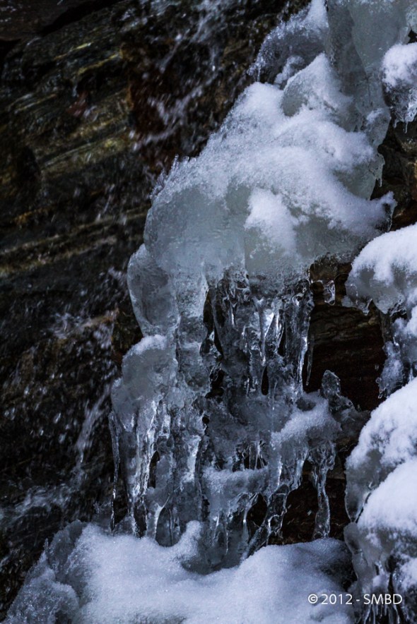 A tiny waterfall on Ankenes freezing up 
